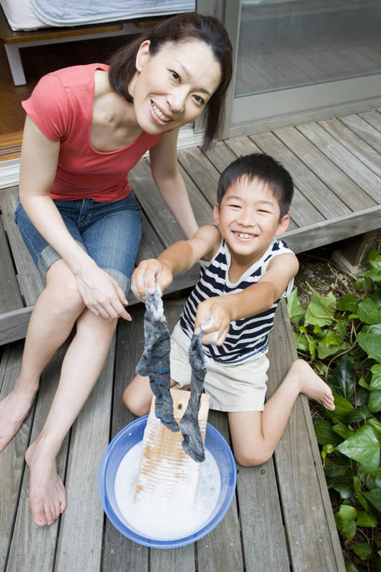 东方人,儿童,中年人,两个人,家庭,母亲,儿子,坐,举,笑,微笑,露齿笑,竖图,俯视,室外,白天,纯洁,植物,地板,门,叶子,亚洲,握,服装,工具,塑料,绿叶,地面,拿,拿着,注视,休闲装,黄种人,光脚,干净,木地板,小孩,衣服,绿色,自然,容器,塑料制品,脸盆,门框,观察,看,托,休闲,温暖,温馨,母子,一家人,赤脚,休闲服,嫩叶,可爱,母爱,童年,童趣,握着,服饰,生长,成长,观看,储藏,和睦,察看,卫生,搓衣板,储存,关注,童真,烂漫,无邪,天真,男孩,女人,女性,中年女性,亚洲人,孩子,叶,叶片,举起,举手,举着,抬头,洗涤,向上举,向上伸,向上托,仰头,坐着,半身,彩图,高角度拍摄,融洽,贮存,男生