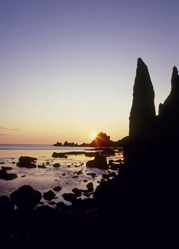 无人,竖图,室外,白天,正面,旅游,度假,海浪,海洋,石头,美景,日落,北海道,日本,亚洲,石子,景观,浪花,晚霞,霞光,落日,背光,娱乐,自然,海水,黄昏,享受,休闲,景色,彩霞,放松,自然风光,逆光,海景,东亚,日本国,北海道地方,北海道岛,夕照,薄暮,大海,风浪,海,海水的波动,近岸浪,石块,岩石,涌浪,夕阳,彩图,傍晚,振兴局,礼文岛,礼文郡,礼文町,宗谷综合振兴局,斜阳