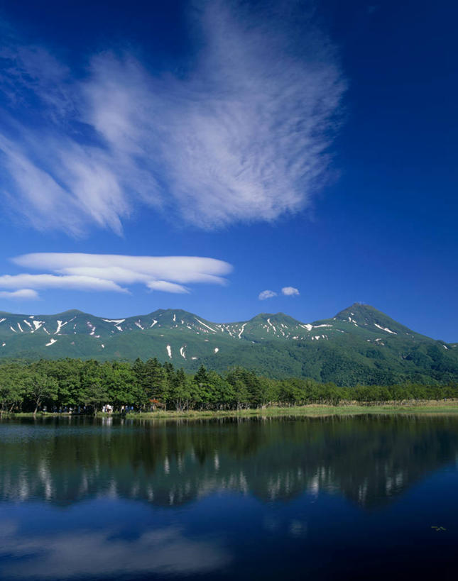 无人,竖图,室外,白天,正面,旅游,度假,湖,湖泊,美景,森林,山,山脉,树林,水,植物,北海道,日本,亚洲,阴影,波纹,光线,影子,湖面,景观,山峰,水流,水面,云,云朵,涟漪,山峦,云彩,娱乐,树,树木,蓝色,绿色,白云,倒影,蓝天,水纹,天空,阳光,自然,波浪,湖水,群山,天,享受,休闲,景色,放松,生长,晴朗,成长,倒映,自然风光,东亚,日本国,水晕,北海道地方,北海道岛,知床半岛,反照,晴空,彩图,鄂霍次克综合振兴局,斜里郡,斜里町,知床五湖,道东,网走支厅