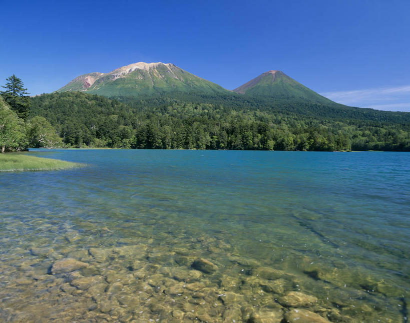 无人,公园,横图,室外,白天,正面,旅游,度假,湖,湖泊,石头,美景,森林,山,山脉,树林,水,植物,北海道,日本,亚洲,阴影,波纹,光线,石子,影子,湖面,景观,山峰,水流,水面,云,云朵,涟漪,山峦,云彩,娱乐,树,树木,蓝色,绿色,白云,倒影,蓝天,水纹,天空,阳光,自然,波浪,湖水,群山,天,享受,休闲,景色,放松,生长,晴朗,成长,倒映,国家公园,自然风光,东亚,日本国,水晕,北海道地方,北海道岛,阿寒国家公园,反照,石块,岩石,晴空,彩图,足寄郡,阿寒国立公园,带广,带广市,十胜支厅,足寄町