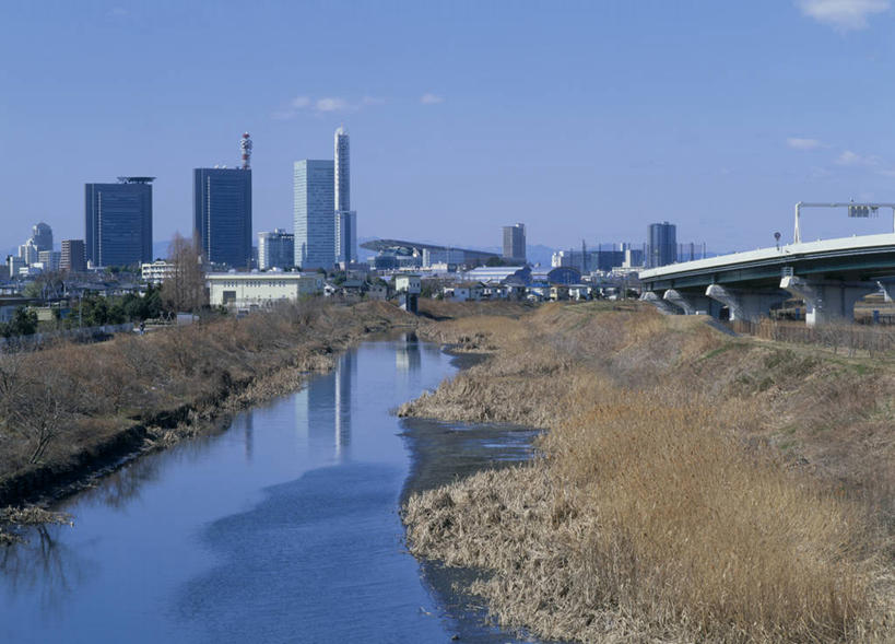 无人,家,高楼大厦,横图,全景,室外,白天,正面,度假,河流,美景,水,天际线,植物,城市风光,标志建筑,城市,大厦,地标,建筑,摩天大楼,日本,亚洲,阴影,枯萎,光线,影子,房屋,屋子,河水,景观,水流,公寓,枯草,中央区,娱乐,建设,洋房,楼房,住宅,草,树,树木,黄色,蓝色,绿色,蓝天,天空,阳光,自然,天,享受,休闲,景色,放松,生长,晴朗,成长,东亚,本州,万里无云,关东地方,本州岛,日本国,崎玉,崎玉县,县厅,崎玉市,晴空,晴空万里,彩图,房子,大楼,高层建筑,高楼,摩天楼,大宫,大宫区,埼玉新都心