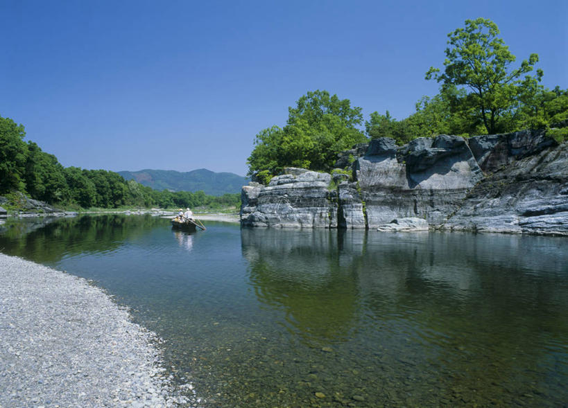 东方人,一个人,站,横图,室外,白天,正面,旅游,度假,河流,美景,沙滩,山,山脉,水,植物,船,日本,亚洲,仅一个男性,仅一个人,一艘,阴影,波纹,服装,光线,沙子,影子,河岸,河水,河滩,景观,山峰,水流,木船,涟漪,沙地,山峦,注视,休闲装,黄种人,娱乐,树,树木,仅一个年轻男性,衣服,蓝色,绿色,倒影,蓝天,水纹,天空,阳光,自然,交通工具,波浪,群山,天,观察,看,站着,享受,休闲,休闲服,景色,放松,服饰,生长,晴朗,成长,观看,察看,倒映,舟,关注,自然风光,载具,东亚,本州,万里无云,关东地方,本州岛,日本国,水晕,崎玉,崎玉县,反照,男人,男性,年轻男性,亚洲人,晴空,晴空万里,站立,彩图,全身,长瀞町,秩父郡,秩父市