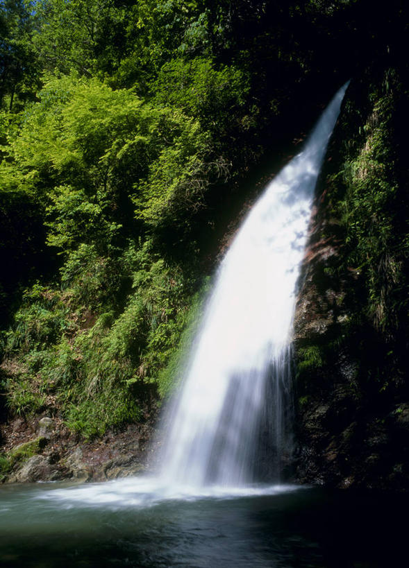 无人,竖图,室外,白天,正面,旅游,度假,河流,美景,瀑布,山,山脉,水,日本,亚洲,飞溅,溅,液体,河水,景观,山峰,水滴,水流,山峦,娱乐,水珠,小溪,自然,群山,溪水,享受,休闲,景色,放松,喷洒,自然风光,东亚,本州,关东地方,本州岛,日本国,崎玉,崎玉县,跌水,彩图,皆野町,秩父郡,秩父市