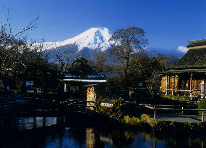 无人,家,栏杆,横图,室外,白天,正面,旅游,度假,火山,河流,美景,山,水,雪,雪山,植物,大雪,富士山,日本,亚洲,阴影,光线,影子,房屋,屋子,冰,河水,积雪,景观,山峰,水流,雪景,冬季,冬天,围栏,山峦,娱乐,护栏,楼房,住宅,树,树木,蓝色,绿色,蓝天,天空,阳光,自然,天,享受,休闲,景色,放松,寒冷,生长,晴朗,成长,冰冷,自然风光,东亚,本州,万里无云,本州岛,日本国,中部地方,山梨,山梨县,严寒,冰凉,酷寒,凛冽,凛凛,极冷,活火山,晴空,晴空万里,彩图,房子,南都留郡,忍野村