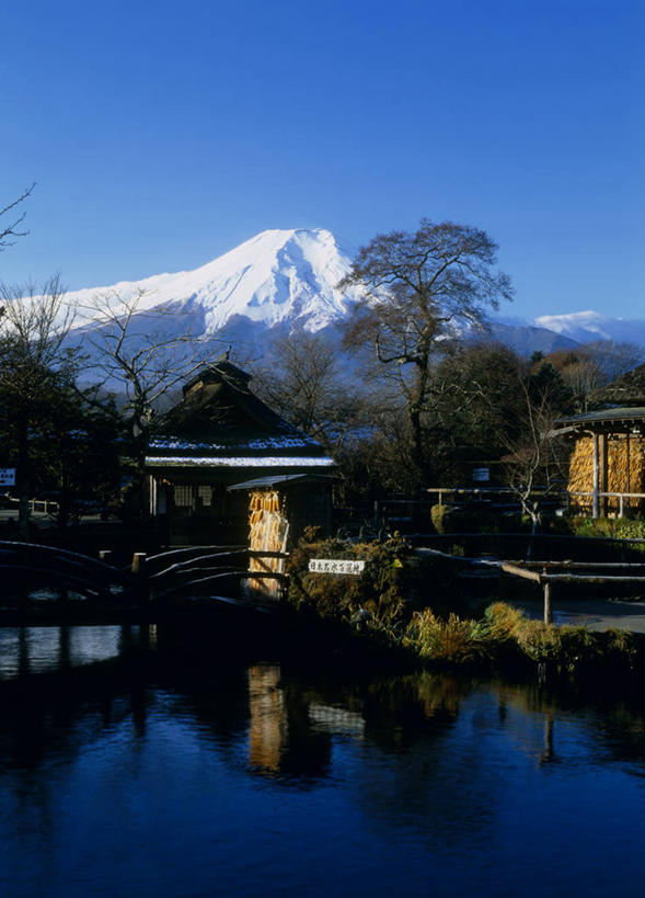 无人,家,栏杆,竖图,室外,白天,正面,旅游,度假,火山,河流,美景,山,水,雪,雪山,植物,大雪,富士山,日本,亚洲,阴影,光线,影子,房屋,屋子,冰,河水,积雪,景观,山峰,水流,雪景,冬季,冬天,围栏,山峦,娱乐,护栏,楼房,住宅,树,树木,蓝色,绿色,蓝天,天空,阳光,自然,天,享受,休闲,景色,放松,寒冷,生长,晴朗,成长,冰冷,自然风光,东亚,本州,万里无云,本州岛,日本国,中部地方,山梨,山梨县,严寒,冰凉,酷寒,凛冽,凛凛,极冷,活火山,晴空,晴空万里,彩图,房子,南都留郡,忍野村