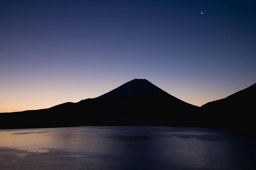 无人,横图,室外,白天,正面,旅游,度假,日出,湖,湖泊,火山,美景,山,山脉,水,太阳,富士山,日本,亚洲,湖面,景观,山峰,水流,水面,朝霞,晨曦,黎明,山峦,背光,娱乐,阳光,自然,湖水,群山,享受,休闲,景色,放松,自然风光,逆光,东亚,本州,本州岛,日本国,中部地方,山梨,山梨县,富士五湖,活火山,朝阳,彩图,卯时,破晓,日始,南都留郡,本栖湖,富士河口湖町