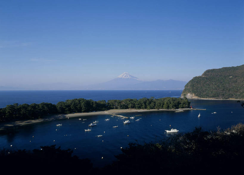 无人,码头,横图,室外,白天,正面,旅游,度假,海浪,海洋,美景,森林,沙滩,山,山脉,树林,植物,港口,轮船,船,静冈县,日本,阴影,光线,沙子,影子,海岸,景观,浪花,山峰,水平线,辽阔,海平线,沙地,山峦,娱乐,树,树木,蓝色,绿色,蓝天,天空,阳光,自然,海水,交通工具,群山,天,享受,休闲,广阔,景色,放松,生长,晴朗,成长,一望无际,自然风光,载具,海景,游艇码头,本州,万里无云,本州岛,日本国,中部地方,静冈,无边无际,一马平川,大海,风浪,海,海水的波动,海滩,近岸浪,涌浪,晴空,晴空万里,彩图,摆渡口,埠头,渡口,渡头,港湾,海港,口岸,沼津市,水天相接,水天一线