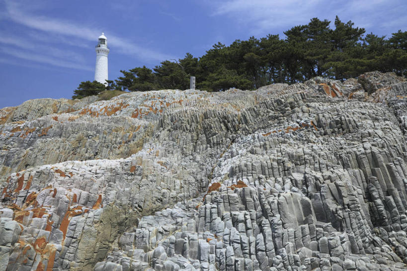 无人,横图,室外,白天,仰视,旅游,度假,石头,美景,森林,山,山脉,树林,植物,标志建筑,道路,地标,建筑,日本,亚洲,阴影,光线,信息,石子,影子,景观,山峰,云,云朵,灯塔,交通,山峦,云彩,方向,娱乐,建设,树,树木,蓝色,绿色,白云,蓝天,天空,阳光,自然,群山,天,享受,休闲,旅游胜地,景色,放松,生长,晴朗,成长,引导,指引,自然风光,东亚,本州,本州岛,日本国,中国地方,岛根,岛根县,航标,石块,岩石,晴空,彩图,低角度拍摄,出云,出云市,出云日御埼灯塔,导航