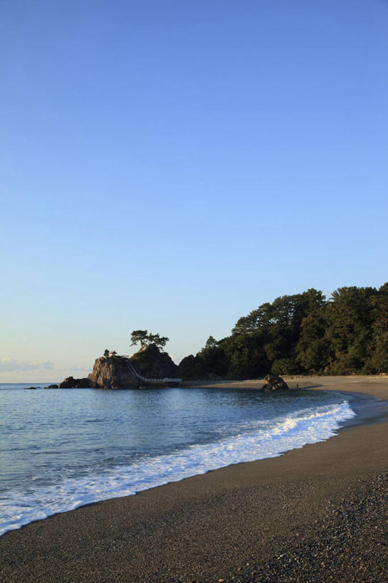 无人,竖图,室外,白天,正面,旅游,度假,海浪,海洋,美景,沙滩,山,山脉,植物,日本,亚洲,阴影,光线,沙子,影子,海岸,景观,浪花,山峰,沙地,山峦,娱乐,树,树木,蓝色,绿色,蓝天,天空,阳光,自然,海水,群山,天,享受,休闲,景色,放松,生长,晴朗,成长,自然风光,海景,东亚,万里无云,高知,日本国,高知县,四国地方,四国,四国岛,县厅,高知市,大海,风浪,海,海水的波动,海滩,近岸浪,涌浪,晴空,晴空万里,彩图