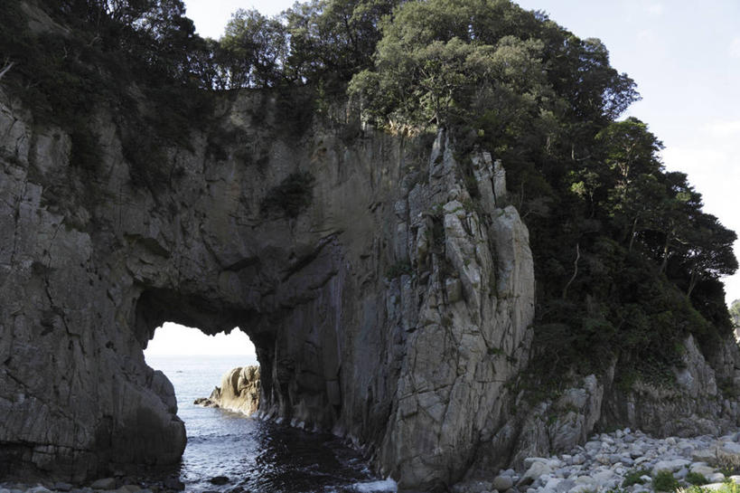 无人,横图,室外,白天,正面,旅游,度假,石头,美景,山,山脉,树林,植物,日本,亚洲,阴影,光线,石子,影子,洞,景观,山峰,山峦,娱乐,树,树木,蓝色,绿色,蓝天,天空,阳光,自然,群山,天,享受,休闲,景色,放松,洞穴,生长,晴朗,成长,自然风光,东亚,穴,万里无云,高知,日本国,高知县,四国地方,四国,四国岛,石块,岩石,晴空,晴空万里,彩图,土佐清水市