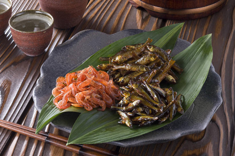 清酒,无人,横图,俯视,室内,特写,白天,烹饪,餐桌,筷子,桌子,餐具,叶子,一堆,一双,许多,阴影,堆叠,堆积,装饰,反射,木制,鱼,碟子,盘,影子,陶瓷,虾,日本料理,料理,食品,绿叶,陶瓷制品,香鱼,酒类,文化,传统,菜肴,美食,鱼类,大虾,海洋生物,酒,酒瓶,食物,饮料,盘子,酒杯,木制品,瓶子,碟,日式料理,日式,嫩叶,佳肴,对虾,餐台,堆,礼节,华丽,修饰,点缀,水生动物,礼仪,水生物,海底动物,斑节虾,衬托,美观,雅致,雅观,东方对虾,中国对虾,瓜鱼,香油鱼,叶,叶片,进餐用具,彩图,高角度拍摄,佃煮,清酒瓶