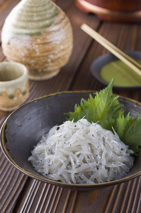 清酒,生鱼片,无人,竖图,俯视,室内,特写,白天,餐桌,筷子,桌子,餐具,一堆,一双,许多,阴影,堆叠,堆积,反射,木制,碟子,盘,影子,陶瓷,调料,酱料,酱汁,肉,鱼肉,佐料,鱼片,陶瓷制品,酒类,调味品,调味料,文化,传统,酱,肉类,酒,酒瓶,饮料,盘子,酒杯,木制品,瓶子,碟,餐台,堆,礼节,银鱼,礼仪,肉食,面丈鱼,面条鱼,白饭鱼,蛤残鱼,沙西米,进餐用具,彩图,高角度拍摄,刺身,清酒瓶