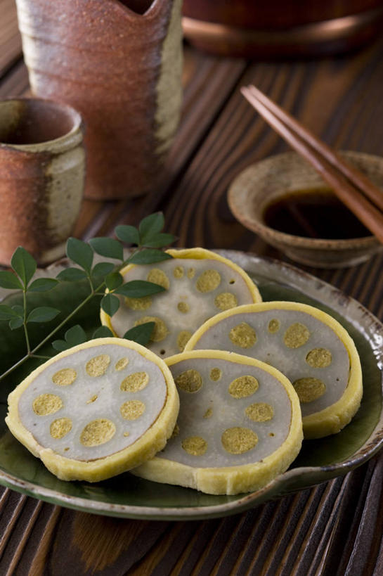 无人,竖图,俯视,室内,特写,白天,烹饪,餐桌,筷子,桌子,蔬菜,餐具,叶子,一双,阴影,装饰,反射,木制,影子,陶瓷,天妇罗,日本料理,料理,食品,绿叶,陶瓷制品,文化,传统,藕,菜肴,美食,酒瓶,食物,酒杯,木制品,瓶子,日式料理,日式,嫩叶,佳肴,餐台,礼节,华丽,修饰,点缀,礼仪,衬托,美观,雅致,雅观,天麸罗,蔬菜天妇罗,莲藕,叶,叶片,进餐用具,彩图,高角度拍摄,清酒瓶