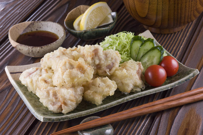 无人,横图,俯视,室内,特写,白天,烹饪,餐桌,筷子,桌子,黄瓜,蔬菜,西红柿,小番茄,餐具,阴影,新鲜,反射,木制,碟子,木桶,盘,桶,影子,调料,天妇罗,日本料理,料理,食品,筷架,调味品,调味料,筷枕,文化,传统,酱油,菜肴,美食,食物,盘子,木制品,容器,碟,碗,日式料理,日式,佳肴,有机食品,绿色食品,餐台,储藏,礼节,筷子架,储存,礼仪,天麸罗,蔬菜天妇罗,豉油,小西红柿,樱桃小番茄,珍珠小番茄,进餐用具,樱桃番茄,圣女果,青瓜,胡瓜,番茄,彩图,高角度拍摄,贮存