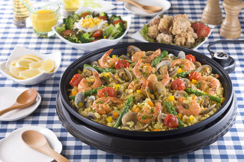 米饭,无人,横图,俯视,室内,特写,白天,烹饪,西餐,玉米,植物,餐桌,桌子,豆,蔬菜,西红柿,小番茄,杯子,厨具,一堆,许多,阴影,堆叠,堆积,新鲜,反射,棒子,布料,方格,格子,工具,影子,勺子,豆类,豆子,玉蜀黍,蛋,鸡蛋,虾,料理,食品,饭,西班牙海鲜饭,布纹,蛤蜊,菜肴,美食,大虾,玻璃制品,桌布,食物,蓝色,白色,餐巾,水杯,调羹,台布,汤匙,蛤,西式,佳肴,有机食品,绿色食品,对虾,餐台,堆,胡椒磨,苞米,五谷,电磁炉,海鲜饭,苞芦,研磨器,烹饪用具,豆科,斑节虾,苞谷,草鸡蛋,蛤仔,包谷,大蜀黍,番麦,薏米包,玉高粱,玉麦,珍珠米,卵,青大豆,东方对虾,中国对虾,胡椒研磨器,小西红柿,樱桃小番茄,珍珠小番茄,玻璃杯,烹调用具,樱桃番茄,圣女果,青豆,番茄,餐桌布,烹调,彩图,高角度拍摄,电磁灶,火锅炉