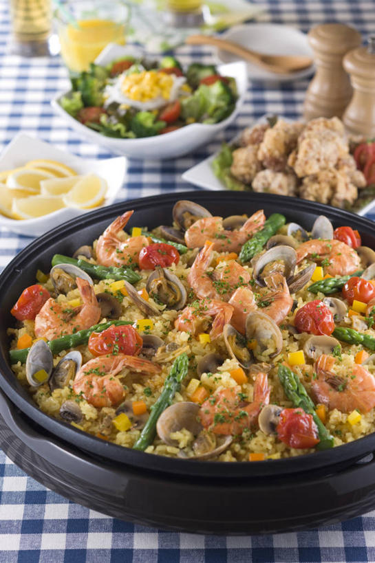 米饭,无人,竖图,俯视,室内,特写,白天,烹饪,西餐,玉米,植物,餐桌,桌子,豆,蔬菜,西红柿,小番茄,杯子,厨具,一堆,许多,阴影,堆叠,堆积,新鲜,反射,棒子,布料,方格,格子,工具,影子,勺子,豆类,豆子,玉蜀黍,蛋,鸡蛋,虾,料理,食品,饭,西班牙海鲜饭,布纹,蛤蜊,菜肴,美食,大虾,玻璃制品,桌布,食物,蓝色,白色,餐巾,水杯,调羹,台布,汤匙,蛤,西式,佳肴,有机食品,绿色食品,对虾,餐台,堆,胡椒磨,苞米,五谷,电磁炉,海鲜饭,苞芦,研磨器,烹饪用具,豆科,斑节虾,苞谷,草鸡蛋,蛤仔,包谷,大蜀黍,番麦,薏米包,玉高粱,玉麦,珍珠米,卵,青大豆,东方对虾,中国对虾,胡椒研磨器,小西红柿,樱桃小番茄,珍珠小番茄,玻璃杯,烹调用具,樱桃番茄,圣女果,青豆,番茄,餐桌布,烹调,彩图,高角度拍摄,电磁灶,火锅炉