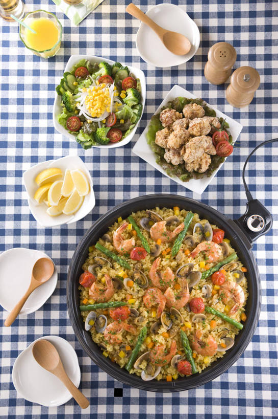 米饭,无人,竖图,俯视,室内,特写,白天,烹饪,西餐,玉米,植物,餐桌,桌子,豆,蔬菜,西红柿,小番茄,杯子,厨具,一堆,许多,阴影,堆叠,堆积,新鲜,反射,棒子,布料,方格,格子,工具,影子,勺子,豆类,豆子,玉蜀黍,蛋,鸡蛋,虾,料理,食品,饭,西班牙海鲜饭,布纹,蛤蜊,菜肴,美食,大虾,玻璃制品,桌布,食物,蓝色,白色,餐巾,水杯,调羹,台布,汤匙,蛤,西式,佳肴,有机食品,绿色食品,对虾,餐台,堆,胡椒磨,苞米,五谷,电磁炉,海鲜饭,苞芦,研磨器,烹饪用具,豆科,斑节虾,苞谷,草鸡蛋,蛤仔,包谷,大蜀黍,番麦,薏米包,玉高粱,玉麦,珍珠米,卵,青大豆,东方对虾,中国对虾,胡椒研磨器,小西红柿,樱桃小番茄,珍珠小番茄,玻璃杯,烹调用具,樱桃番茄,圣女果,青豆,番茄,餐桌布,烹调,彩图,高角度拍摄,电磁灶,火锅炉