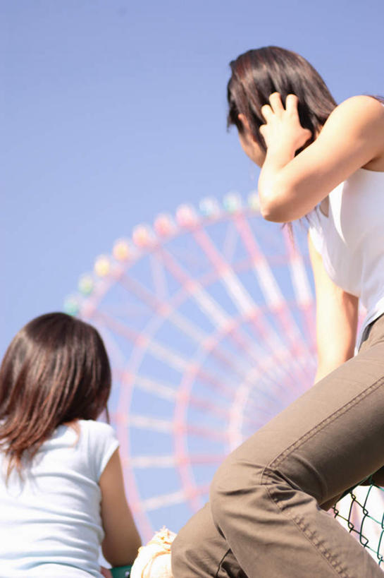 东方人,两个人,伙伴,朋友,游乐园,坐,竖图,室外,白天,仰视,游戏,友谊,亚洲,阴影,服装,光线,影子,摩天轮,玩,注视,休闲装,黄种人,娱乐,衣服,蓝色,蓝天,天空,阳光,天,观察,看,休闲,休闲服,服饰,游乐设施,观看,活动,察看,发泄,关注,消遣,智力,费里斯大转轮,宣泄,游艺设施,友情,年轻女性,女人,女性,亚洲人,玩耍,嬉戏,坐着,半身,彩图,低角度拍摄