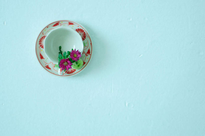 无人,横图,俯视,室内,白天,静物,杯子,餐具,厨具,蓝色背景,盛开,瓷器,碟子,盘,咖啡杯,陶瓷制品,花蕾,花,花瓣,花朵,鲜花,盘子,碟,花苞,花蕊,摄影,影棚,瓷杯,进餐用具,烹调用具,彩图,高角度拍摄,影棚拍摄,拍摄