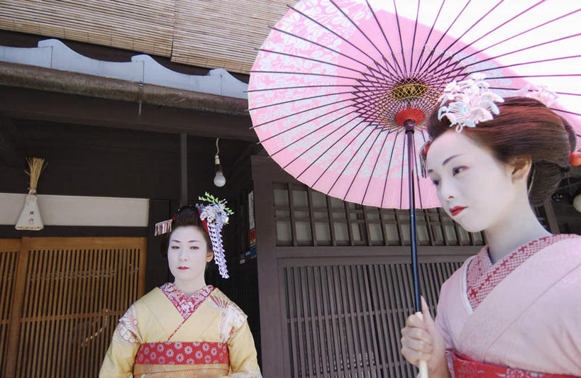 东方人,两个人,伙伴,朋友,站,横图,室外,白天,正面,民族服装,友谊,植物,道路,路,亚洲,和服,装饰,伞,头饰,遮阳伞,小路,交通,拿,拿着,注视,黄种人,树,树木,绿色,自然,观察,看,站着,服饰,生长,成长,观看,华丽,修饰,点缀,察看,关注,艺妓,吴服,唐草,唐花,唐锦,衬托,美观,雅致,雅观,友情,年轻女性,女人,女性,亚洲人,站立,半身,彩图,传统服装,民俗服