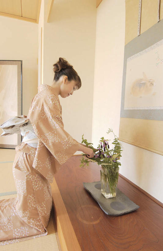 东方人,一个人,跪,竖图,室内,白天,侧面,民族服装,亚洲,仅一个年轻女性,仅一个女性,仅一个人,和服,服装,盛开,拿,花蕾,拿着,注视,休闲装,黄种人,花,花瓣,花朵,鲜花,衣服,花苞,花蕊,观察,看,休闲,休闲服,服饰,观看,察看,关注,吴服,唐草,唐花,唐锦,年轻女性,女人,女性,亚洲人,跪着,半身,彩图,传统服装,民俗服