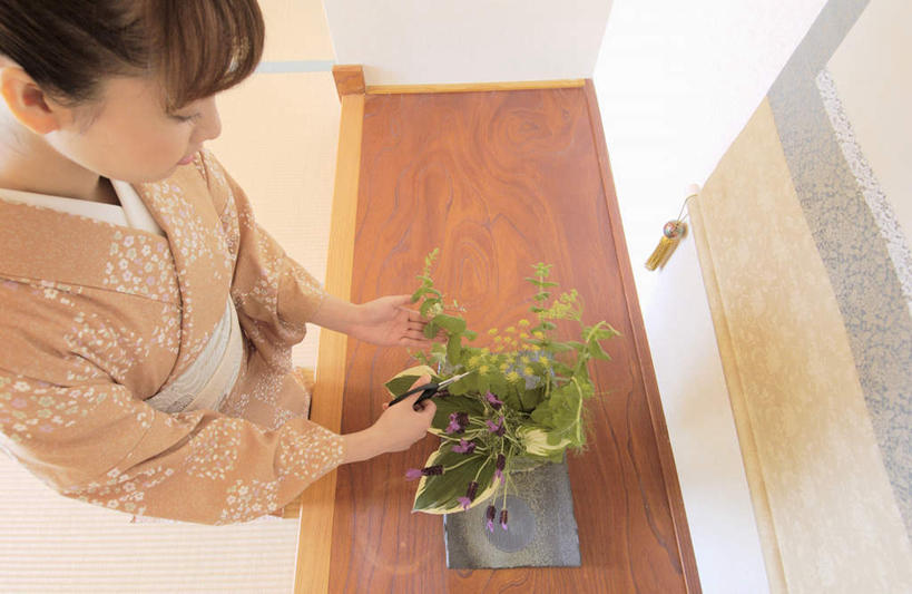 东方人,一个人,跪,横图,俯视,室内,白天,民族服装,亚洲,仅一个年轻女性,仅一个女性,仅一个人,和服,服装,盛开,剪刀,拿,花蕾,拿着,注视,休闲装,黄种人,花,花瓣,花朵,鲜花,衣服,花苞,花蕊,观察,看,休闲,休闲服,服饰,观看,察看,关注,吴服,唐草,唐花,唐锦,年轻女性,女人,女性,亚洲人,跪着,半身,彩图,高角度拍摄,传统服装,民俗服