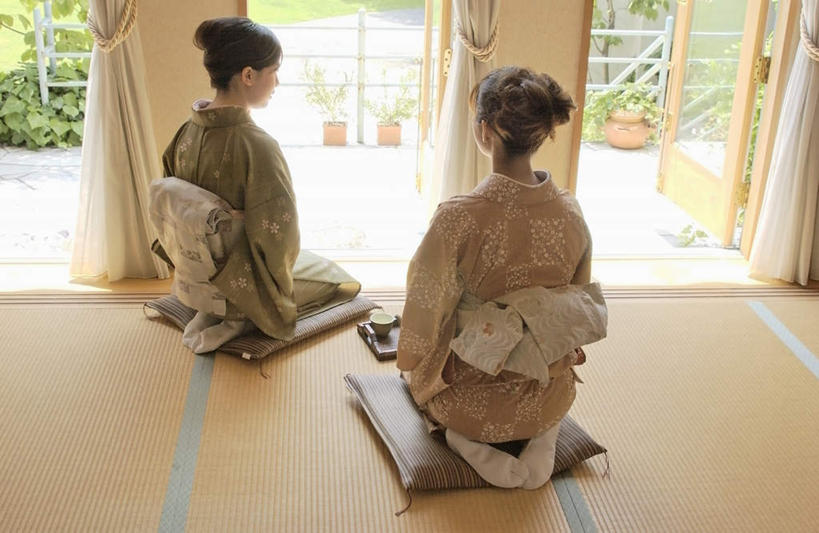 东方人,两个人,伙伴,朋友,跪,横图,室内,白天,民族服装,友谊,窗户,亚洲,和服,服装,榻榻米,注视,休闲装,黄种人,玻璃窗,背面,衣服,垫子,观察,看,休闲,休闲服,服饰,观看,察看,关注,吴服,唐草,唐花,唐锦,友情,年轻女性,女人,女性,亚洲人,跪着,彩图,全身,传统服装,民俗服