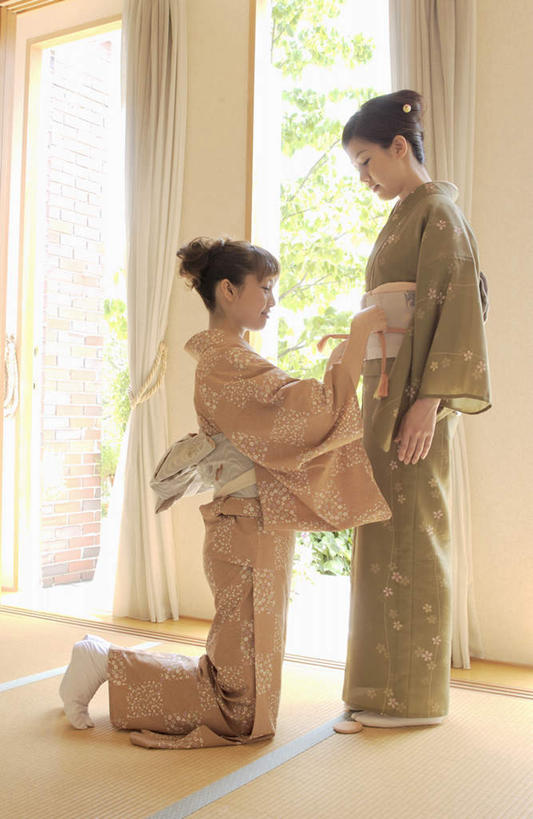 东方人,两个人,伙伴,朋友,跪,竖图,室内,白天,侧面,民族服装,友谊,植物,窗户,亚洲,和服,服装,榻榻米,注视,休闲装,黄种人,玻璃窗,树,树木,衣服,绿色,自然,观察,看,休闲,休闲服,系,服饰,生长,成长,观看,察看,关注,吴服,唐草,唐花,唐锦,友情,年轻女性,女人,女性,亚洲人,跪着,彩图,全身,传统服装,民俗服