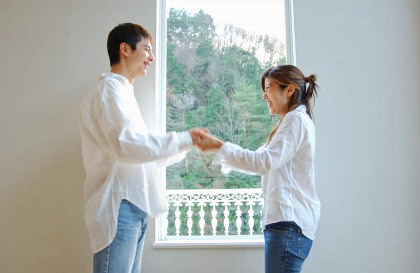 东方人,两个人,站,握手,笑,微笑,露齿笑,横图,室内,白天,侧面,爱情,幸福,植物,窗户,地板,亚洲,服装,地面,浪漫,注视,休闲装,黄种人,居家,木地板,玻璃窗,树,树木,衣服,绿色,自然,观察,看,站着,休闲,温暖,温馨,休闲服,恩爱,恋人,服饰,生长,成长,观看,和睦,察看,关注,美好,男人,男性,年轻男性,年轻女性,女人,女性,亚洲人,情侣,搀手,拉手,手搀手,手拉手,手牵手,手握手,站立,半身,彩图,伴侣,融洽