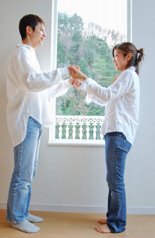 东方人,两个人,站,握手,笑,微笑,露齿笑,竖图,室内,白天,侧面,爱情,幸福,植物,窗户,地板,亚洲,服装,地面,浪漫,注视,休闲装,黄种人,居家,木地板,玻璃窗,树,树木,衣服,绿色,自然,观察,看,站着,休闲,温暖,温馨,休闲服,恩爱,恋人,服饰,生长,成长,观看,和睦,察看,关注,美好,男人,男性,年轻男性,年轻女性,女人,女性,亚洲人,情侣,搀手,拉手,手搀手,手拉手,手牵手,手握手,站立,彩图,全身,伴侣,融洽