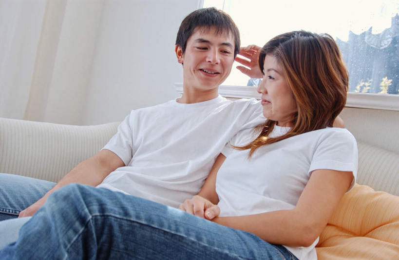 东方人,两个人,坐,笑,说,微笑,露齿笑,横图,室内,白天,正面,T恤衫,爱情,幸福,窗户,地板,沙发,亚洲,服装,靠枕,地面,浪漫,T恤,注视,休闲装,黄种人,居家,木地板,玻璃窗,衣服,自然,观察,看,休闲,温暖,温馨,休闲服,恩爱,恋人,服饰,观看,和睦,察看,关注,美好,布艺沙发,交流,男人,男性,年轻男性,年轻女性,女人,女性,亚洲人,情侣,沟通,讲话,交谈,说话,谈话,坐着,半身,彩图,伴侣,融洽