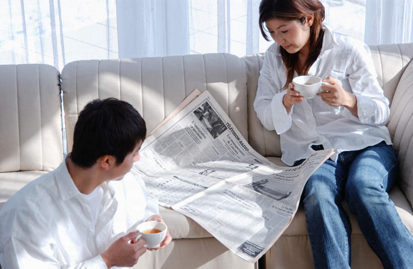 东方人,两个人,夫妻,坐,笑,说,微笑,露齿笑,横图,室内,白天,正面,衬衫,爱情,阅读,幸福,窗户,沙发,报纸,杯子,亚洲,握,学习,服装,瓷器,咖啡杯,陶瓷制品,浪漫,拿,拿着,注视,休闲装,黄种人,居家,玻璃窗,衣服,观察,看,休闲,温暖,温馨,休闲服,恩爱,浏览,握着,恋人,服饰,观看,和睦,察看,关注,美好,瓷杯,看着,布艺沙发,交流,男人,男性,年轻男性,年轻女性,女人,女性,亚洲人,夫妇,情侣,沟通,讲话,交谈,说话,谈话,坐着,半身,彩图,衬衣,伴侣,融洽