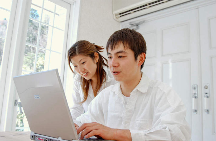 东方人,两个人,夫妻,办公室,坐,说,横图,室内,白天,正面,衬衫,爱情,幸福,电脑,笔记本电脑,窗户,地板,家具,落地窗,门,桌子,亚洲,敲打,服装,办公桌,地面,浪漫,注视,休闲装,黄种人,输入,居家,木地板,玻璃窗,空调,衣服,门框,打字,观察,看,休闲,温暖,温馨,休闲服,恩爱,恋人,服饰,观看,点击,敲击,和睦,察看,关注,美好,看着,便携式电脑,交流,按键,手提电脑,男人,男性,年轻男性,年轻女性,女人,女性,亚洲人,夫妇,情侣,沟通,讲话,交谈,说话,谈话,坐着,半身,彩图,衬衣,伴侣,融洽