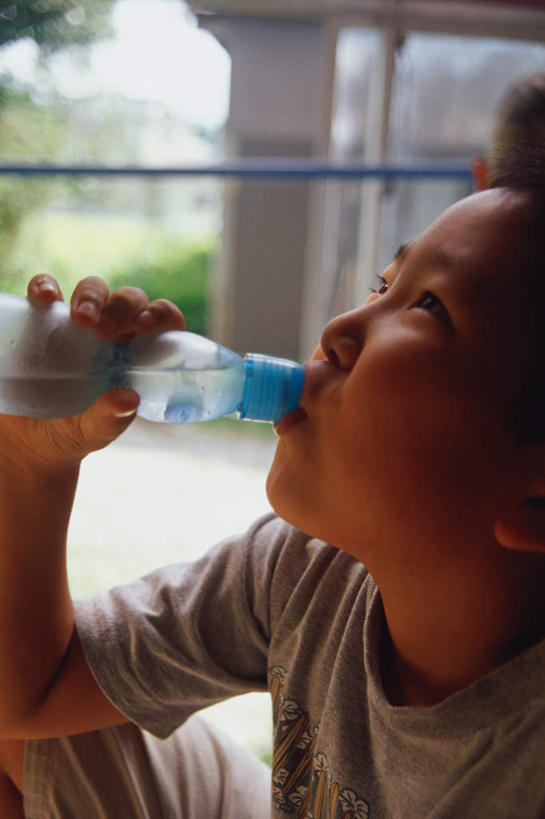 东方人,儿童,一个人,坐,竖图,室内,白天,侧面,纯洁,窗户,亚洲,仅一个男性,仅一个人,喝水,服装,拿,拿着,注视,休闲装,黄种人,玻璃窗,小孩,衣服,瓶子,观察,看,仅一个小孩,休闲,休闲服,塑料瓶,可爱,童年,童趣,服饰,观看,察看,关注,童真,烂漫,无邪,天真,男孩,男人,男性,亚洲人,孩子,坐着,半身,彩图,男生