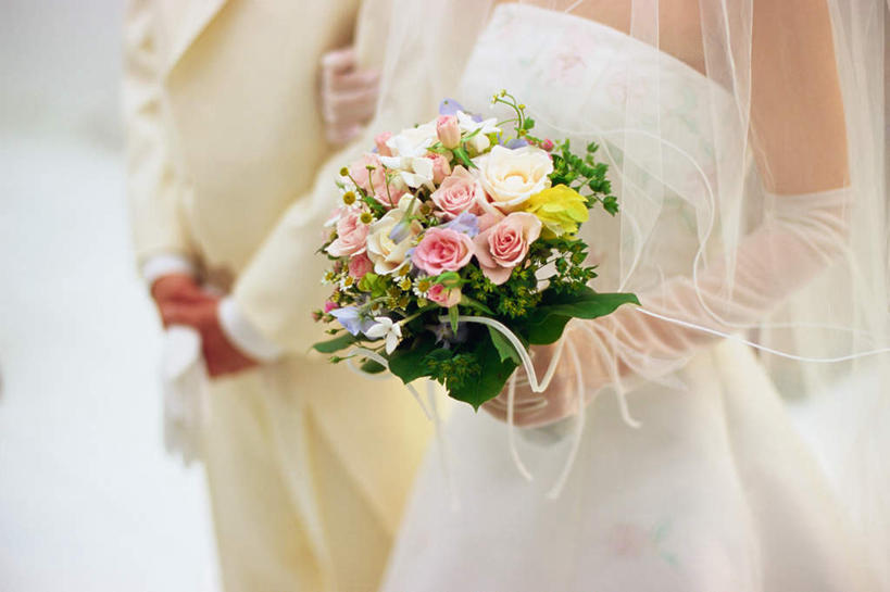 东方人,两个人,新娘,新郎,站,握手,横图,室内,白天,正面,婚纱,婚礼,快乐,亚洲,庆祝,盛开,捧花,手捧花,结婚,拿,花蕾,拿着,黄种人,花,花瓣,花朵,鲜花,花束,花苞,花蕊,站着,喜庆,纪念,婚礼捧花,男人,男性,年轻男性,年轻女性,女人,女性,亚洲人,搀手,拉手,手拉手,手握手,半身,彩图,婚礼服,礼服,高兴