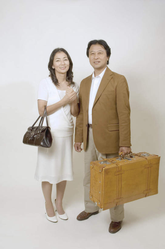 东方人,两个人,夫妻,站,笑,微笑,露齿笑,竖图,室内,白天,白色背景,正面,裙子,爱情,手提箱,亚洲,连衣裙,服装,咖啡色,浪漫,拿,拎,拿着,注视,休闲装,黄种人,手袋,衣服,白色,观察,看,站着,张嘴,休闲,休闲服,恩爱,恋人,摄影,服饰,影棚,观看,察看,关注,张大嘴巴,男人,男性,女人,女性,中年男性,中年女性,亚洲人,情侣,张开嘴,站立,彩图,全身,影棚拍摄,拍摄,伴侣,拎着