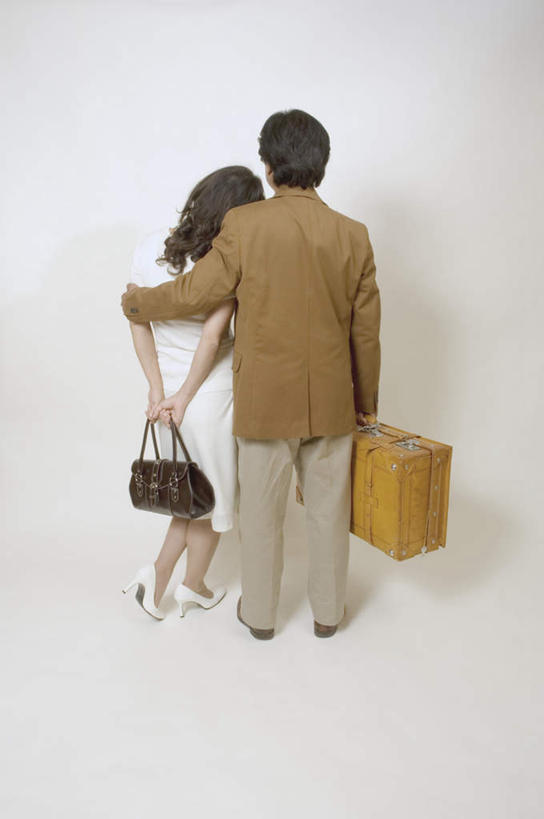 东方人,两个人,夫妻,站,抱,竖图,室内,白天,白色背景,裙子,爱情,手提箱,亚洲,连衣裙,服装,咖啡色,浪漫,拿,拎,拿着,依靠,休闲装,黄种人,手袋,背面,衣服,白色,站着,休闲,休闲服,恩爱,恋人,摄影,服饰,影棚,抱着,搂着,男人,男性,女人,女性,中年男性,中年女性,亚洲人,情侣,搂,搂抱,站立,彩图,全身,影棚拍摄,拍摄,伴侣,拎着