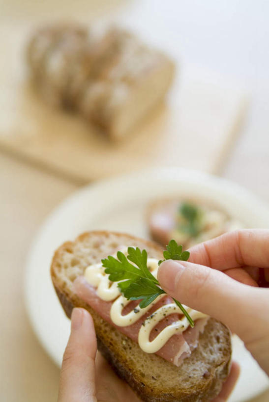 面包,东方人,手,一个人,竖图,俯视,室内,特写,白天,芹菜,蔬菜,餐具,叶子,亚洲,仅一个年轻女性,仅一个女性,仅一个人,切开,新鲜,碟子,盘,食品,绿叶,拿,拿着,黄种人,火腿,沙拉酱,砧板,食物,盘子,碟,切,手部,嫩叶,有机食品,绿色食品,荷兰芹,欧芹,香芹,单手,剖面,切面,法香,巴西利,洋香菜,洋芫荽,法国香菜,旱芹菜,番荽,年轻女性,女人,女性,亚洲人,叶,叶片,半身,彩图,高角度拍摄