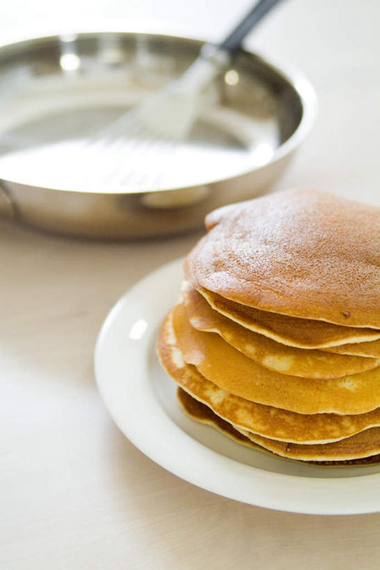 无人,竖图,俯视,室内,特写,白天,烹饪,餐具,厨具,金属制品,一堆,堆叠,堆积,金属,碟子,锅子,盘,平底锅,铁铲,锅,一个,盘子,碟,单个,锅具,堆,薄饼,烹饪用具,烹调用具,烹调,彩图,高角度拍摄