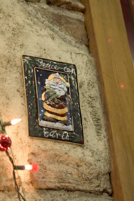 无人,竖图,室外,特写,白天,仰视,照明,圣诞节,悬挂,节日,庆祝,装饰,彩灯,墙,灯光,文化,墙壁,墙面,灯,画,装饰品,装饰物,工艺品,灯具,庆典,花灯,纪念,华丽,修饰,照亮,点缀,照明设备,饰物,装饰灯,衬托,美观,雅致,雅观,彩图,低角度拍摄