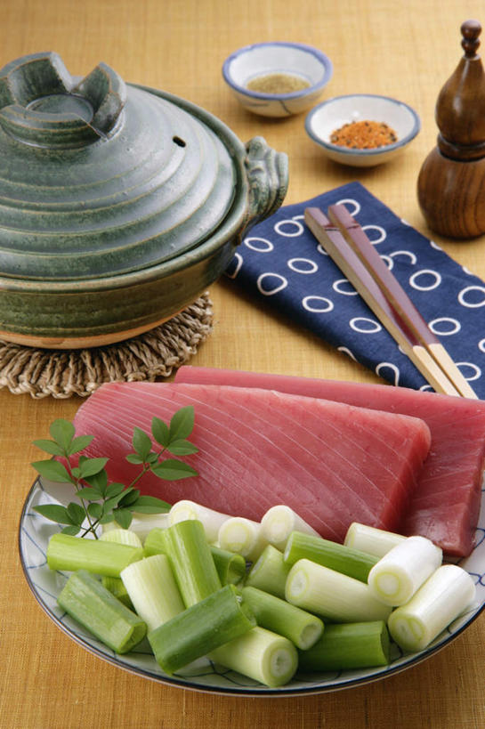 海鲜,无人,竖图,俯视,室内,特写,白天,烹饪,餐桌,筷子,桌子,洋葱,餐具,厨具,金属制品,一堆,堆叠,堆积,金属,碟子,锅子,盘,砂锅,调料,日本料理,料理,食品,调味品,鲔鱼,调味料,文化,传统,锅,水产,菜肴,美食,食物,盘子,垫子,碟,日式料理,日式,佳肴,餐布,餐台,锅具,堆,礼节,鱼块,海产品,礼仪,烹饪用具,进餐用具,烹调用具,圆葱,洋葱头,球葱,烹调,彩图,高角度拍摄