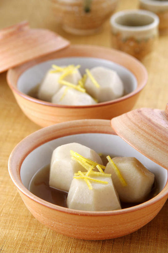 无人,竖图,俯视,室内,特写,白天,烹饪,餐桌,桌子,姜,蔬菜,玻璃,新鲜,盖子,汤,日本料理,料理,食品,菜肴,美食,玻璃制品,食物,容器,碗,日式料理,两只,日式,佳肴,有机食品,绿色食品,餐台,储藏,姜丝,储存,止咳,止痛,解毒,发汗,温肺,温胃,行气,止呕,百辣云,茶杯,芋艿,生姜,老姜,彩图,高角度拍摄,贮存,散寒