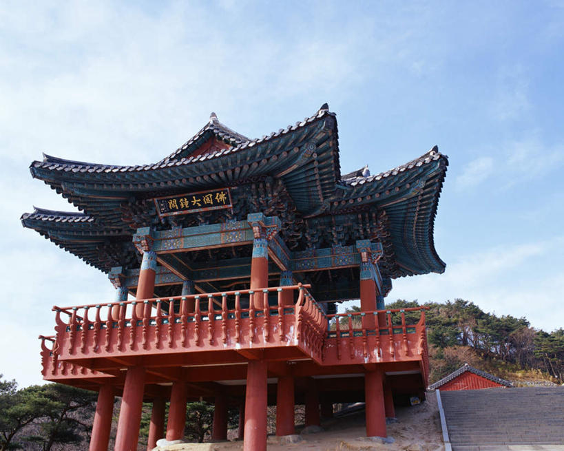 无人,寺庙,栏杆,横图,室外,白天,仰视,旅游,度假,名胜古迹,植物,楼梯,标志建筑,地标,建筑,庆州,韩国,亚洲,节日,遗迹,扶手,阶梯,云,云朵,燃烧,云彩,古迹,文化,文物,娱乐,建设,古建筑,护栏,台阶,树,树木,蓝色,绿色,白云,蓝天,天空,自然,香火,庙宇,天,祈祷,享受,休闲,健康,旅游胜地,放松,许愿,宗教,信仰,生长,晴朗,成长,纪念,祈求,古文明,东亚,佛国寺,大韩民国,庆尚北道,庆州市,平安,晴空,彩图,低角度拍摄,庙,寺,道