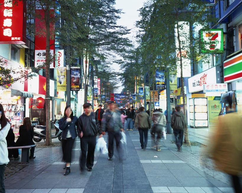 东方人,高楼大厦,商店,横图,室外,白天,正面,度假,美景,植物,城市风光,标志建筑,超市,城市,大厦,道路,地标,建筑,路,摩天大楼,指示牌,台湾,中国,亚洲,标志,文字,景观,小路,交通,许多人,黄种人,娱乐,标识,建设,树,树木,蓝色,绿色,蓝天,天空,自然,天,一群人,享受,休闲,景色,放松,金融,百货,生长,晴朗,成长,贸易,百货公司,东亚,台北,西门町,万里无云,港澳台,中华人民共和国,省会,台北市,台湾省,艋舺,万华,万华区,男人,男性,年轻男性,年轻女性,女人,女性,亚洲人,晴空,晴空万里,彩图,全身,大楼,店铺,高层建筑,高楼,购物商场,购物中心,摩天楼,商业中心,杂货店,杂货铺,台