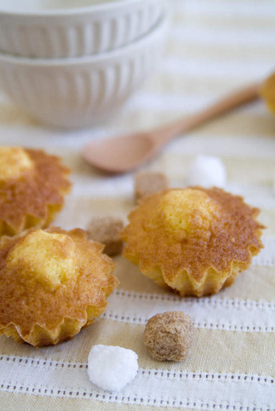 点心,无人,竖图,俯视,室内,特写,白天,下午茶,餐桌,桌子,餐具,玻璃,朦胧,模糊,勺子,食品,玻璃制品,食物,糕点,容器,调羹,汤匙,碗,餐台,储藏,纸托,储存,蛋糕托,蛋糕托纸,蛋糕纸托,进餐用具,烹调用具,彩图,高角度拍摄,玛德琳蛋糕,贮存,蛋糕