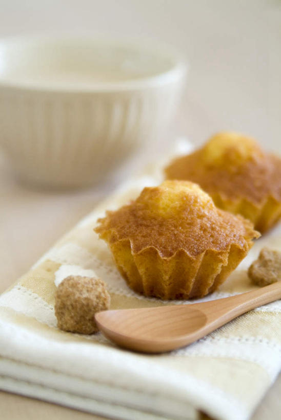 点心,无人,竖图,俯视,室内,特写,白天,下午茶,餐桌,桌子,餐具,玻璃,朦胧,模糊,勺子,食品,玻璃制品,食物,糕点,容器,调羹,汤匙,碗,餐台,储藏,纸托,储存,蛋糕托,蛋糕托纸,蛋糕纸托,进餐用具,烹调用具,彩图,高角度拍摄,玛德琳蛋糕,贮存,蛋糕