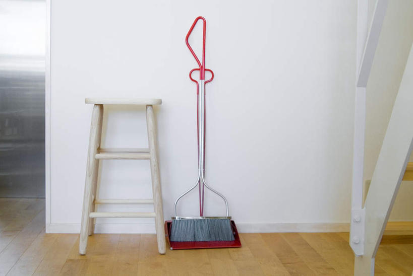 椅子,工具,扫帚,梯子,墙,地面,木地板,墙壁,墙面,两个,清洁,吧椅,扫把