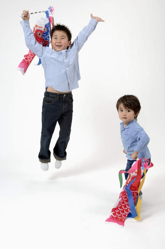 东方人,儿童,两个人,家庭,站,跳,举,竖图,俯视,彩色,室内,白天,白色背景,纯洁,亚洲,握,服装,日本文化,鲤鱼旗,拿,拿着,注视,休闲装,黄种人,小孩,衣服,观察,看,托,站着,休闲,温暖,温馨,一家人,休闲服,可爱,童年,童趣,握着,摄影,服饰,影棚,观看,和睦,察看,关注,童真,烂漫,无邪,男孩节,天真,杆子,男孩,男人,男性,亚洲人,举起,举手,举着,跳跃,向上举,向上伸,向上托,站立,彩图,高角度拍摄,全身,影棚拍摄,拍摄,融洽,男生