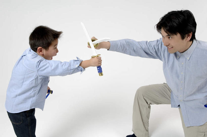 东方人,儿童,两个人,家庭,父亲,儿子,站,跪,横图,室内,白天,白色背景,侧面,纯洁,亚洲,握,服装,日本文化,武士刀,拿,拿着,注视,休闲装,黄种人,相视,小孩,衣服,观察,看,站着,张嘴,休闲,温暖,温馨,父子,一家人,面对面,休闲服,父爱,可爱,童年,童趣,握着,摄影,服饰,影棚,观看,对视,和睦,察看,关注,相对,张大嘴巴,童真,烂漫,无邪,相看,天真,男孩,男人,男性,年轻男性,亚洲人,孩子,年轻人,张开嘴,跪着,站立,半身,彩图,影棚拍摄,拍摄,融洽,男生