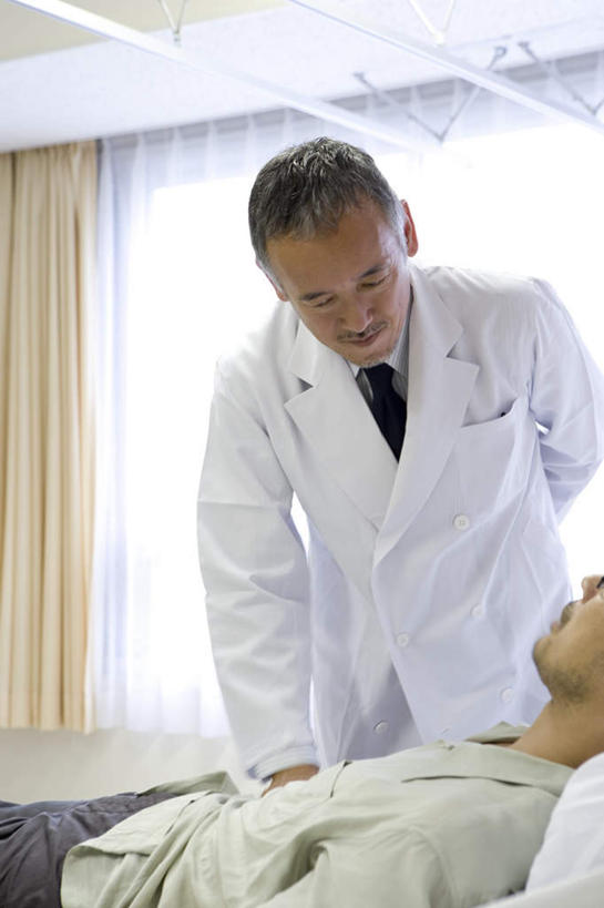 东方人,两个人,医生,病人,医院,站,躺,说,竖图,室内,白天,正面,工作服,衬衫,窗户,床,落地窗,亚洲,阴影,光线,影子,床单,领带,注视,黄种人,被子,玻璃窗,阳光,观察,看,站着,医护人员,医疗人员,单人床,观看,察看,医疗,卫生,被单,关注,实验服,医疗机构,卧着,交流,男人,男性,中年男性,亚洲人,大夫,患者,就医者,沟通,讲话,交谈,说话,谈话,躺着,卧,站立,半身,彩图,衬衣,病院,诊所